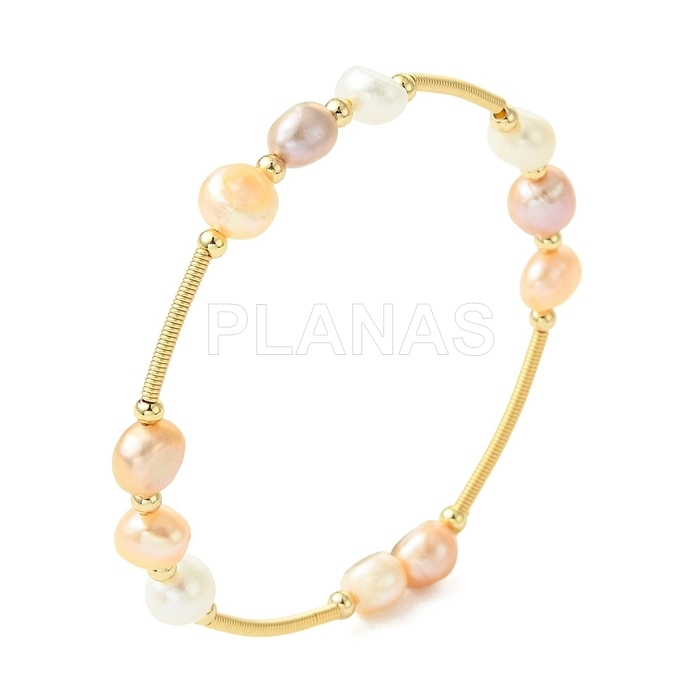 Pulseira de latão com banho de ouro 18k e pérolas naturais cultivadas.