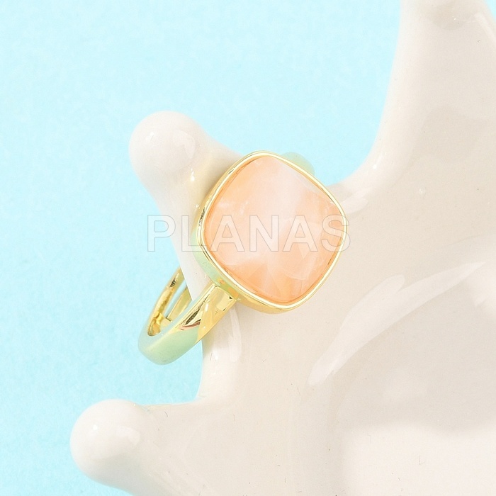 Anillo en Latón y Baño Oro con Quarzo Rosa.  
