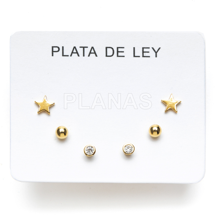 Expositor com 3 pares de brincos em prata de lei e banhados a ouro. modelos estrela/pino e zircônia cúbica.