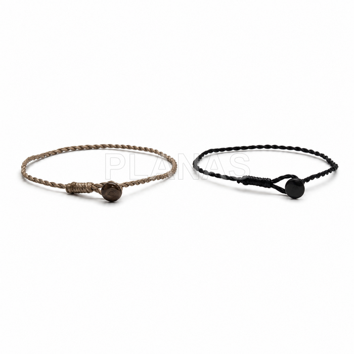 Pulseira de algodão trançado com fecho de botão.
