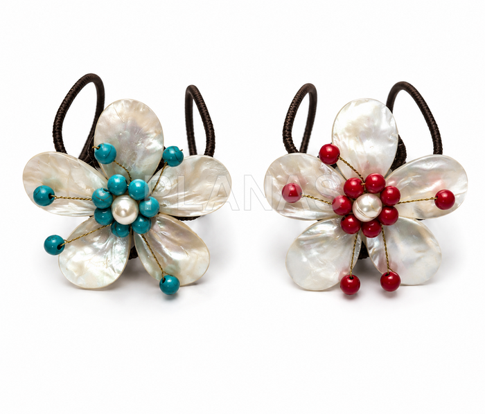 Pulseira artesanal de crochê e madrepérola.