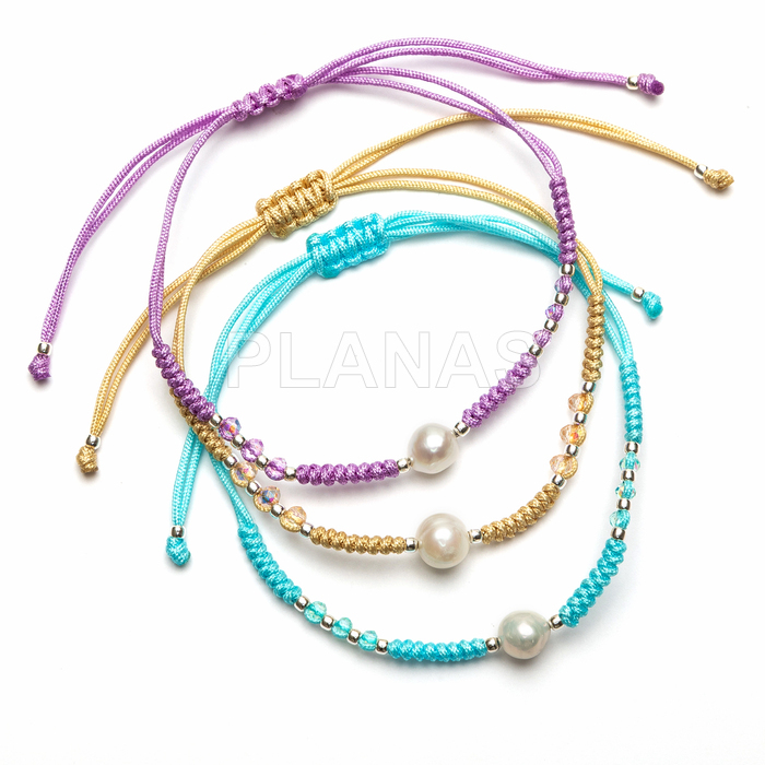 Pulseira de macramê em prata de lei e pérola cultivada. 