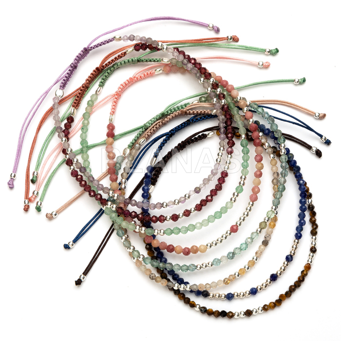 Pulseira de macramê em prata de lei com minerais. 