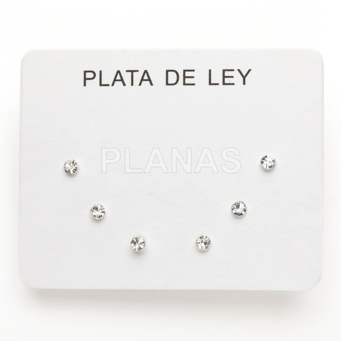 Exibição de 3 pares de brincos em prata de lei com zircônias cúbicas redondas coloridas.  