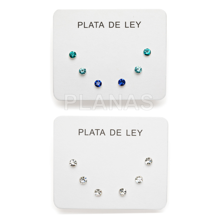 Exposição de 3 pares de brincos em prata de lei e similares.  