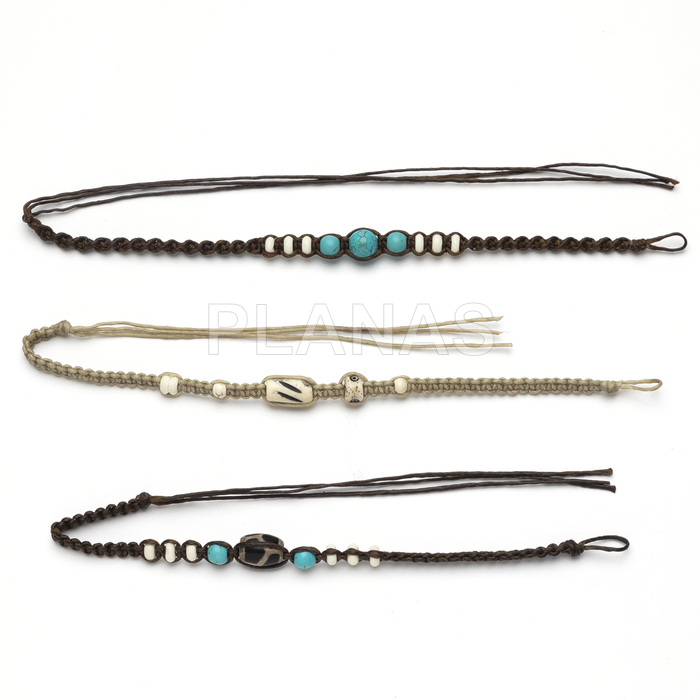 Pulseiras ou tornozeleiras trançadas com fio encerado resistente à água.