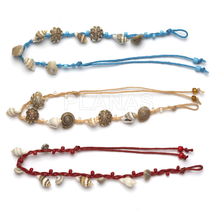 Pulseiras ou tornozeleiras com fio encerado resistente à água e conchas marinhas. 