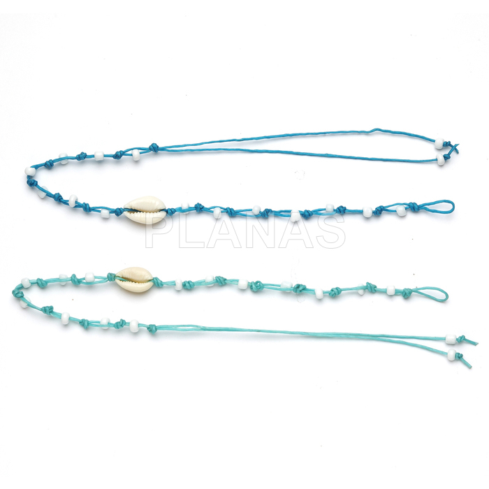 Pulseiras ou tornozeleiras com conchas e fio encerado resistente à água.