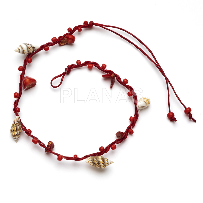 Pulseiras ou tornozeleiras com conchas e fio encerado resistente à água.