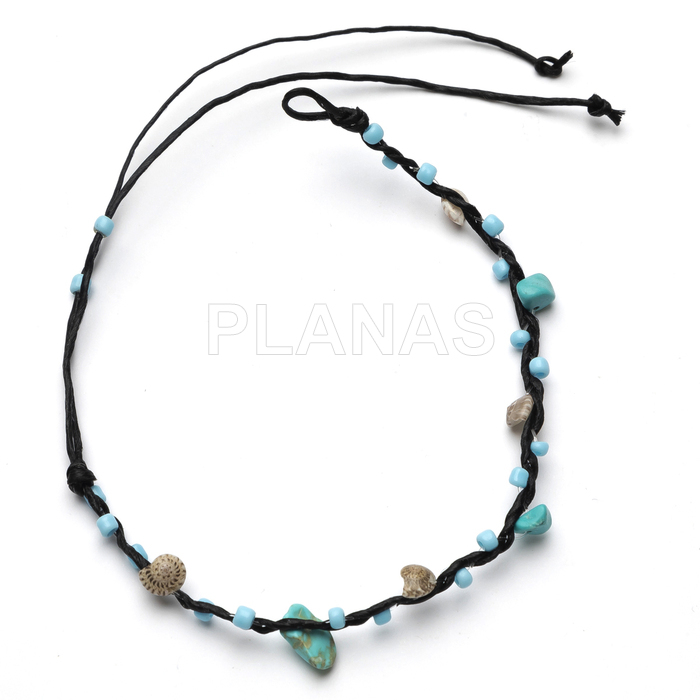 Pulseiras ou tornozeleiras com pingentes e fio encerado resistente à água.