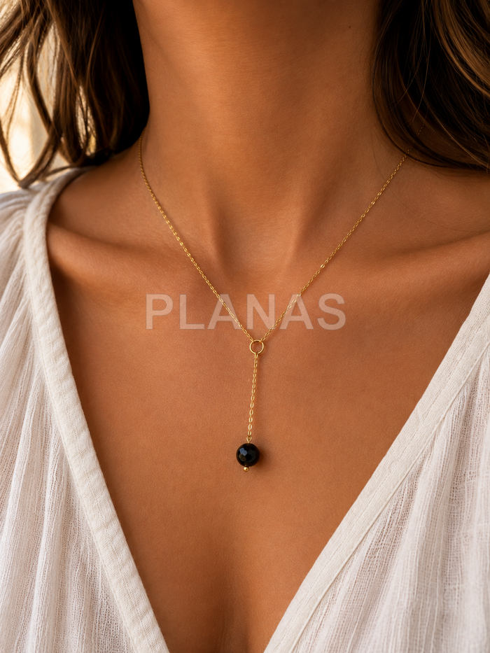 Colar em prata de lei e banhado a ouro com uma conta de ônix de 8mm.