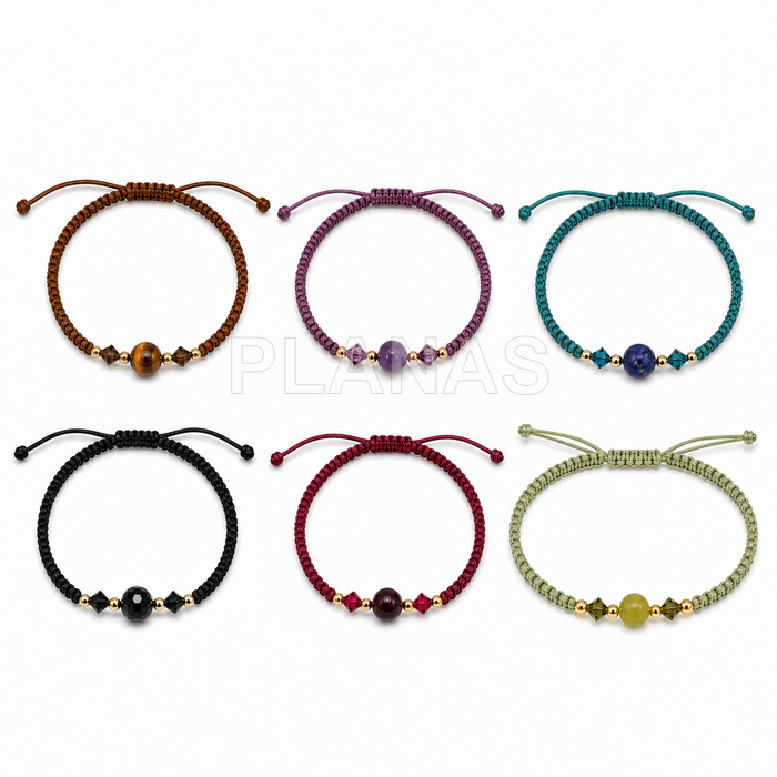 Pulseira de macramê em prata de lei com banho de ouro, com detalhes em mineral e cristais swarovski tupi.