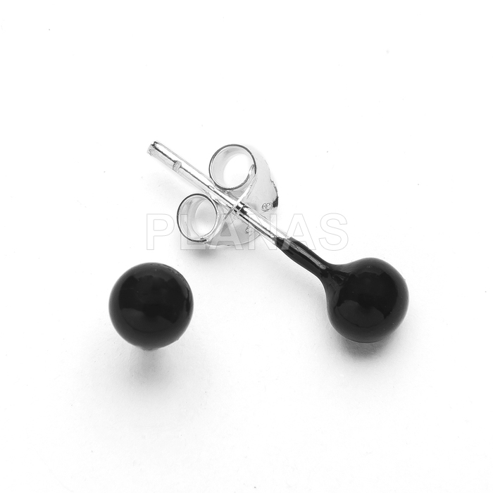 Brincos em prata de lei e esmalte preto. formato de bola.