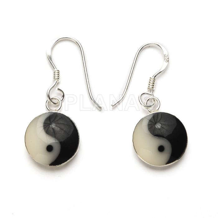 Brincos em prata de lei e esmalte. yin yang.