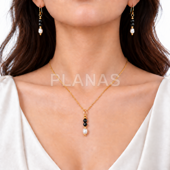 Conjunto de colar e brincos em prata de lei com banho de ouro, pérola cultivada e ônix.  