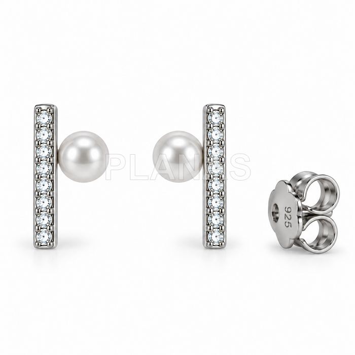 Brincos em prata de lei com zircônias cúbicas brancas e uma pérola de concha de 4 mm.  