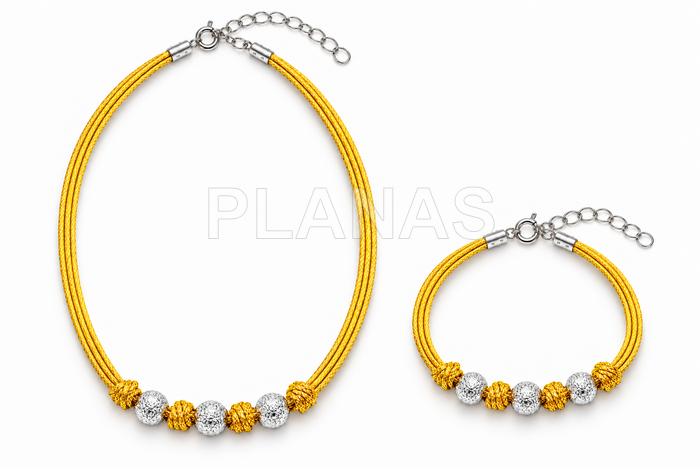 Colar e pulseira em prata de lei com fio metálico dourado de 1 mm. 